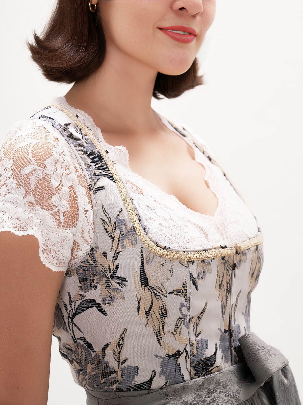 Modernes Dirndl in Grau mit schlanker Silhouette