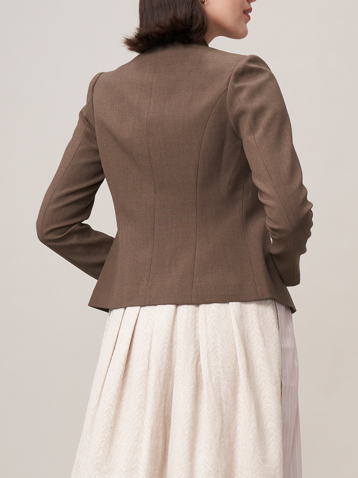 Blaues Samt Dirndl mit brauner Jacke