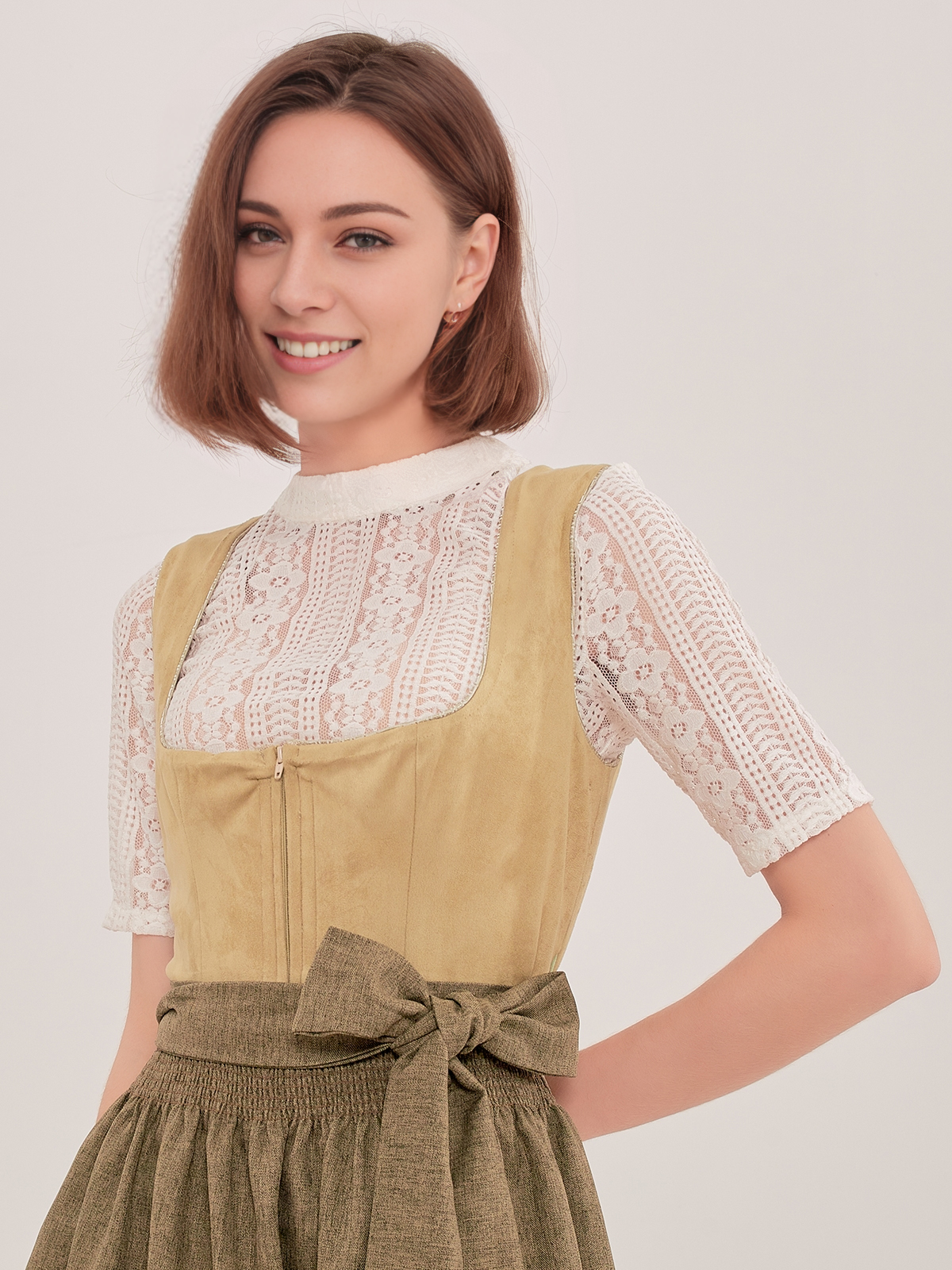 Modernes Dirndl in Grün mit V-Ausschnitt