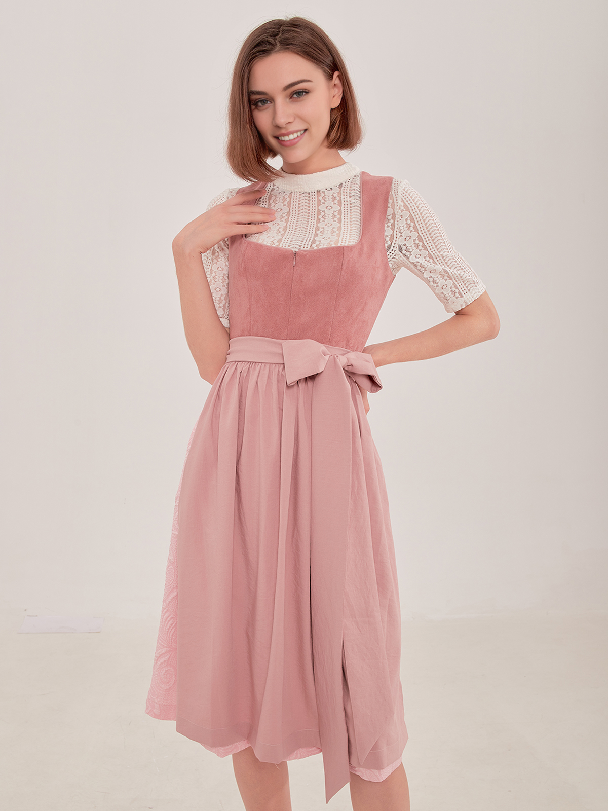 Ein rosa Dirndl mit floralen Details