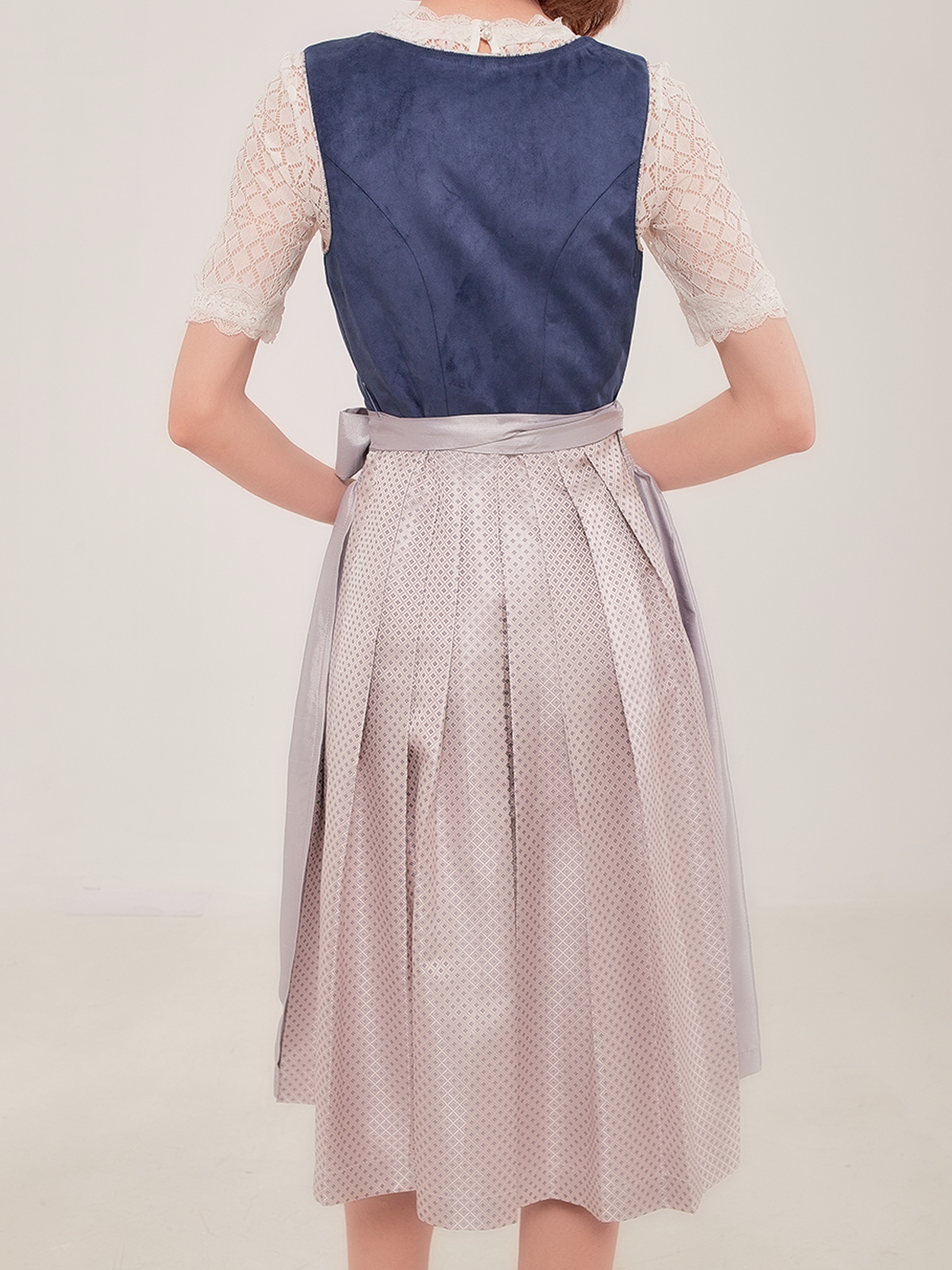 Dirndl Bluse mit V-Ausschnitt in Blau