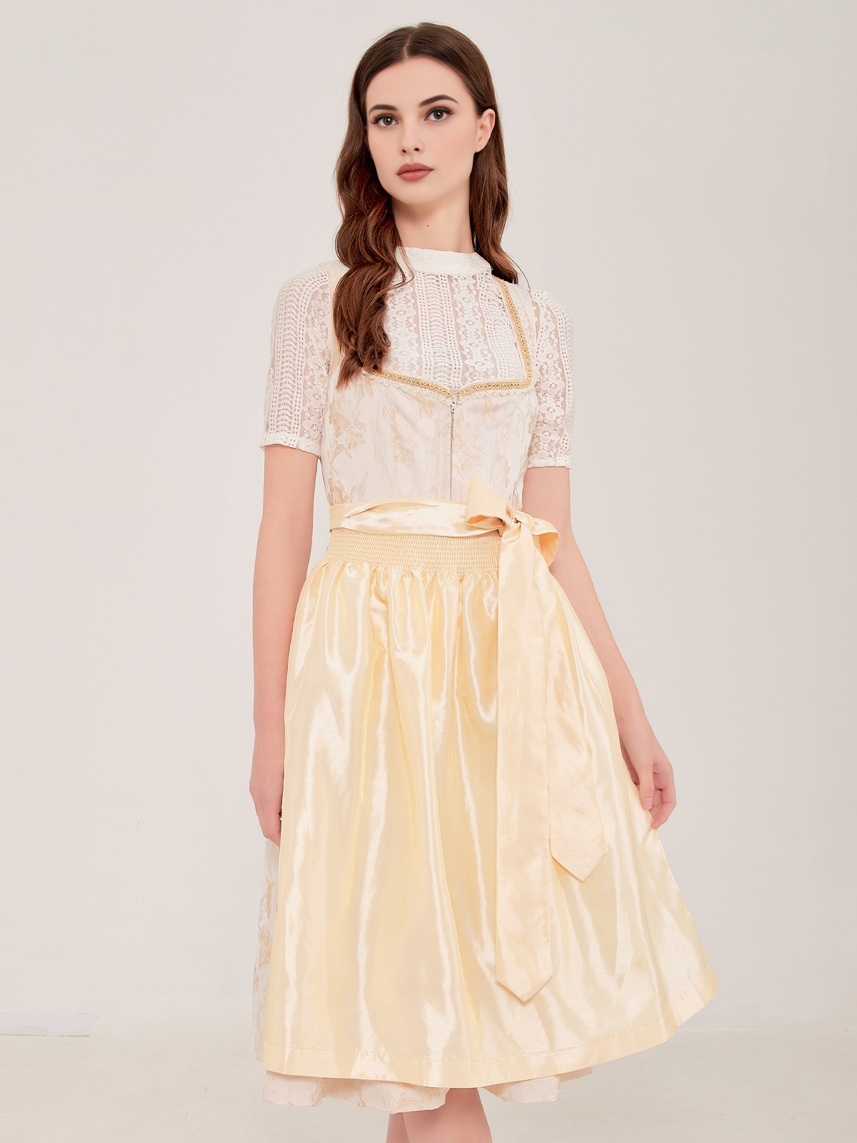 Pinkes Dirndl mit floralen Details