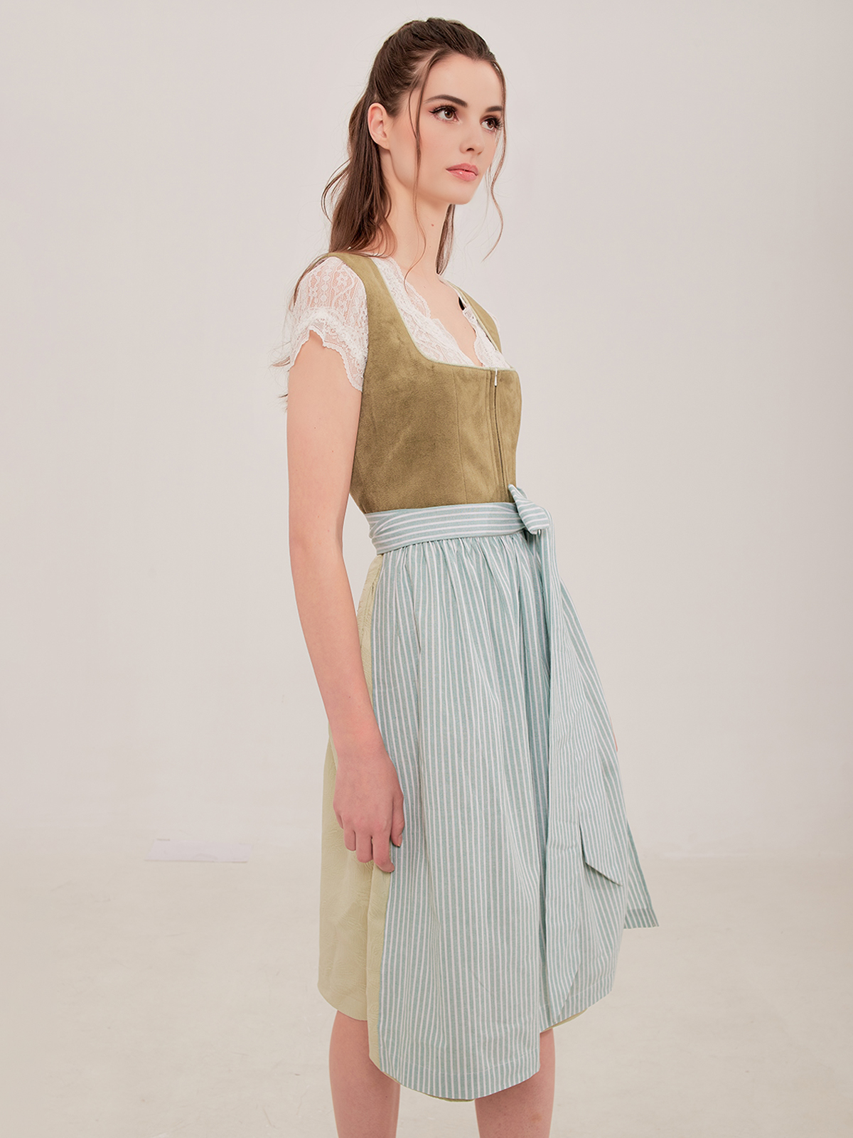 Modernes grünes Samt Dirndl mit figurbetonter Silhouette