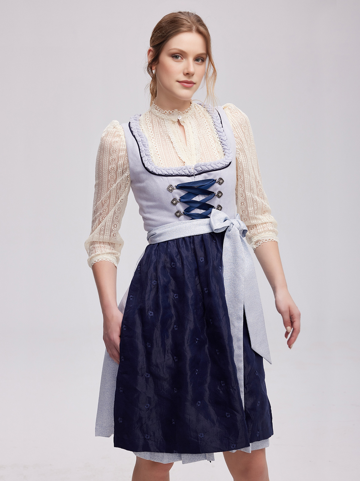 Modernes blaues Dirndl mit innovativem Schnitt