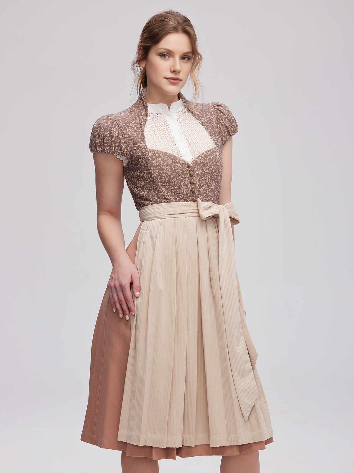 Modernes weißes Dirndl mit schlankem Schnitt