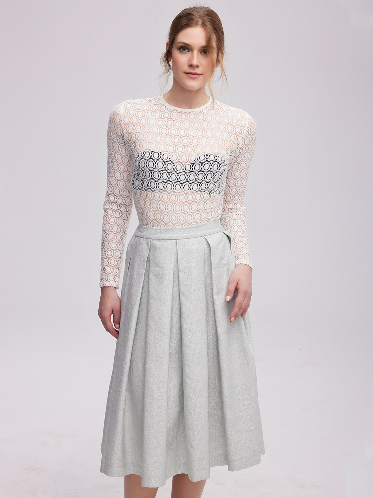 Modernes rotes Dirndl mit schlanker Silhouette