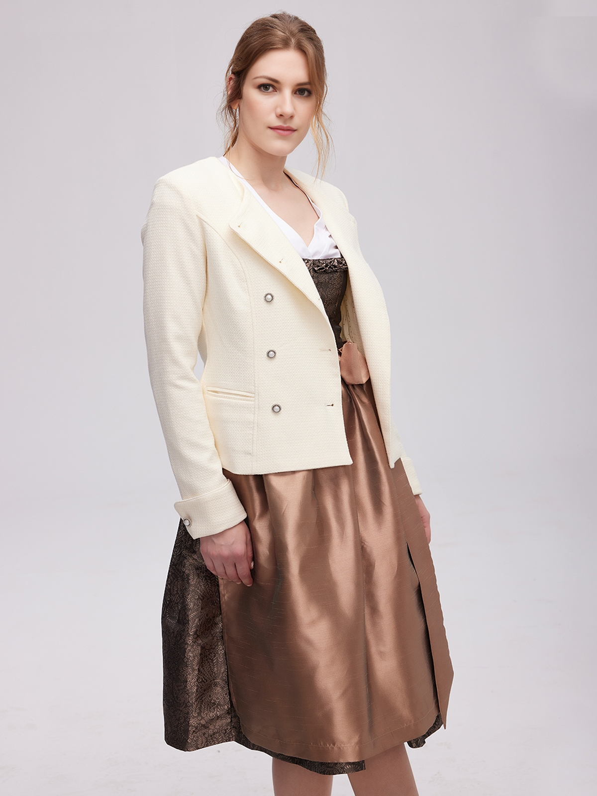 Braunes Dirndl mit weißer Bluse und passenden Accessoires