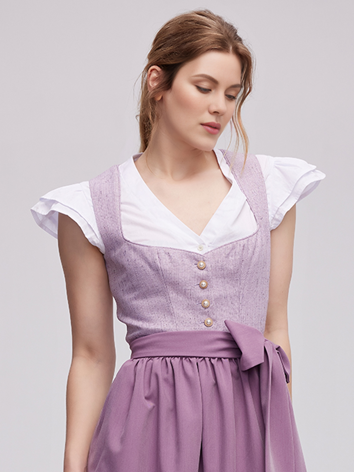 Dirndl in Lila mit traditionellem Schnitt