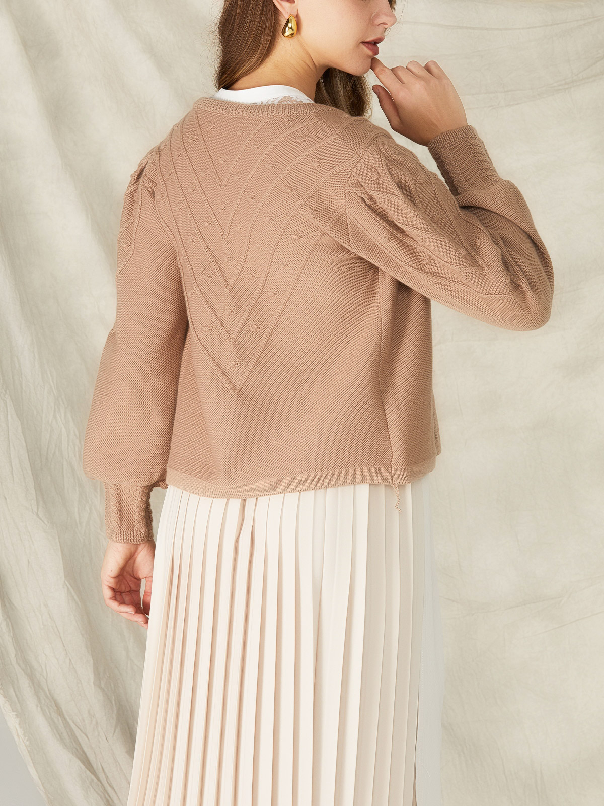 Beige Dirndlbluse mit raffinierten Details
