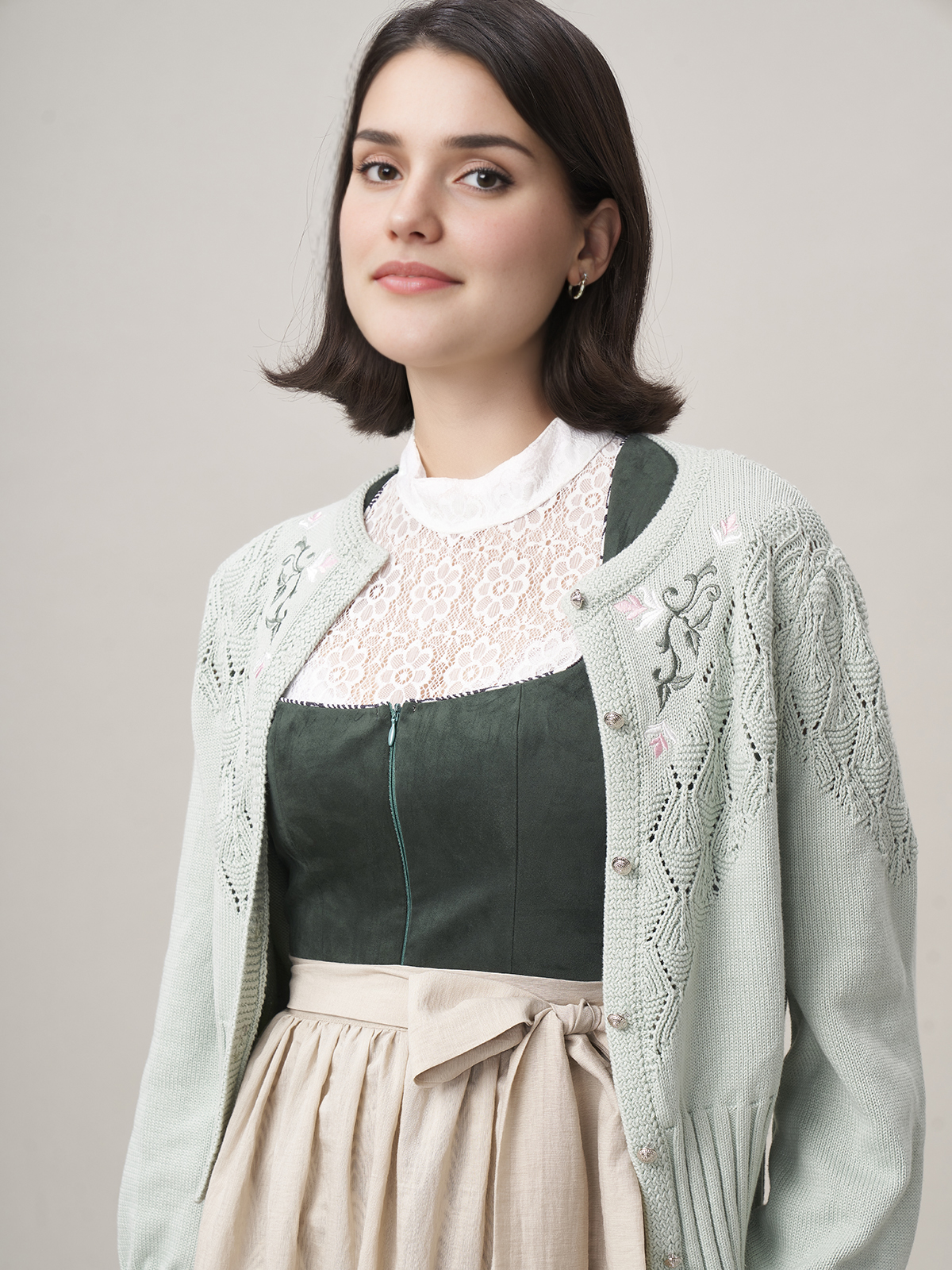 Khaki Dirndl in natürlicher Umgebung