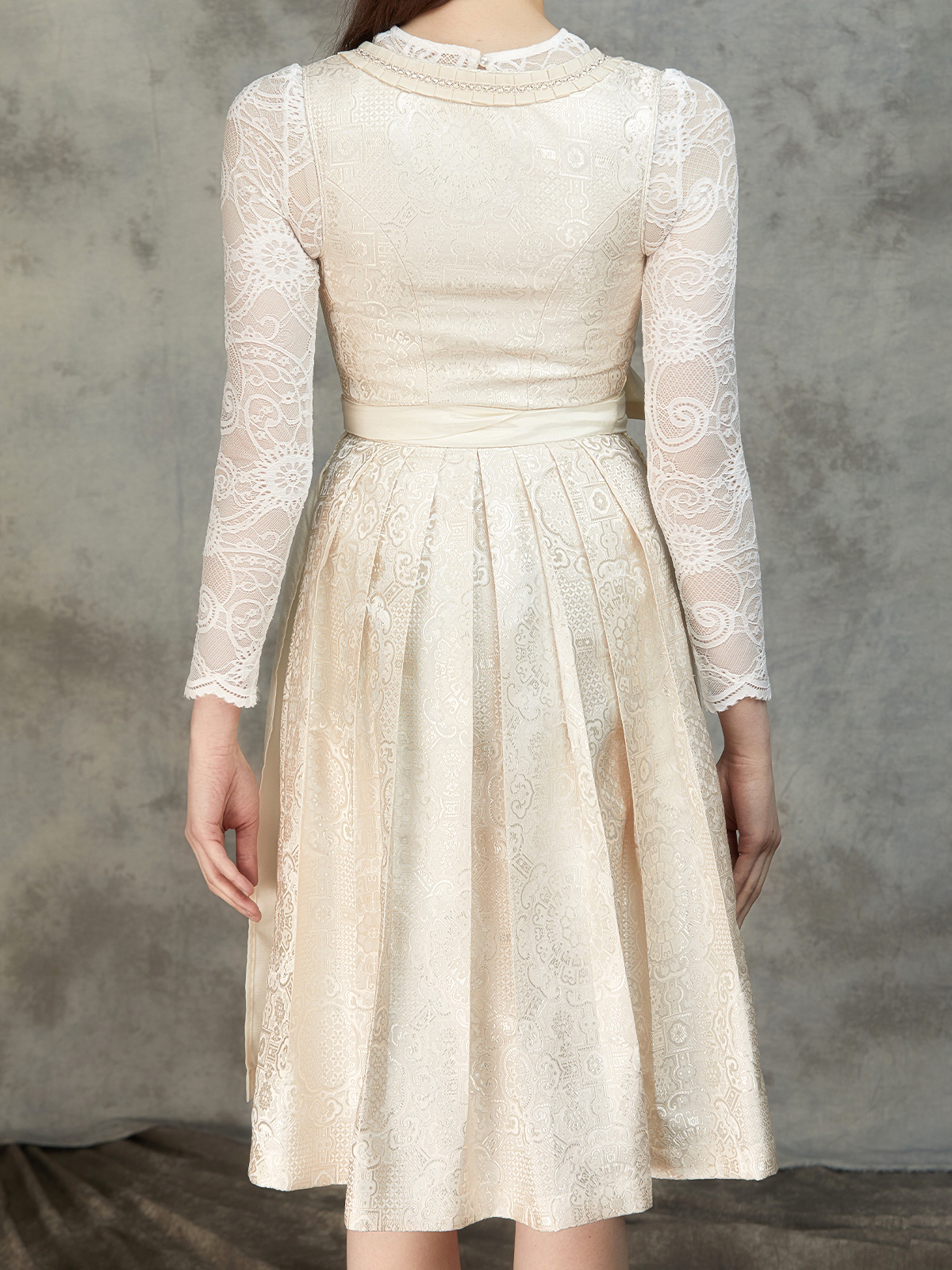 Dirndl in Weiß mit rosa Akzenten