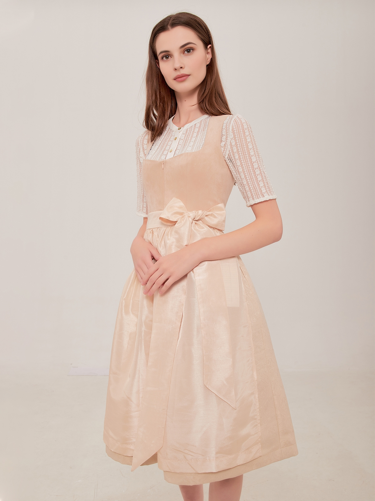 Dirndl in Beige – Eleganz und Tradition vereint