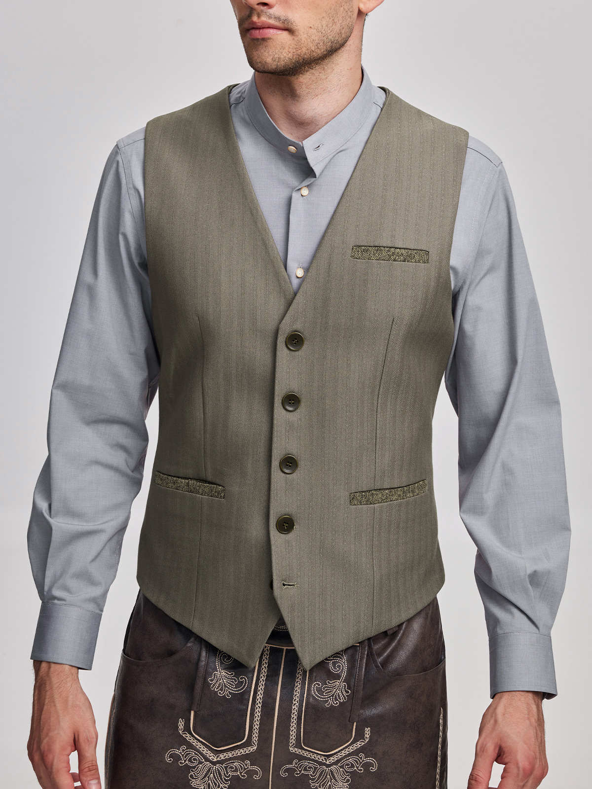 Modernes Dirndl in Braun mit schlanker Silhouette