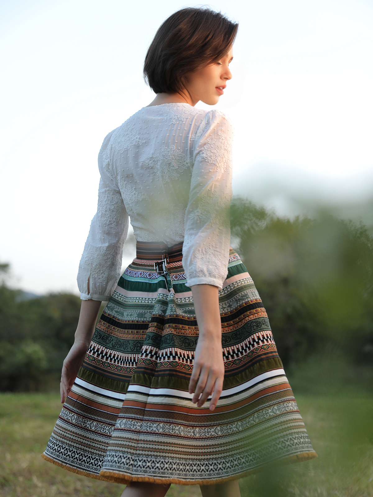 Moderne Dirndl-Bluse mit Spitzenverzierung