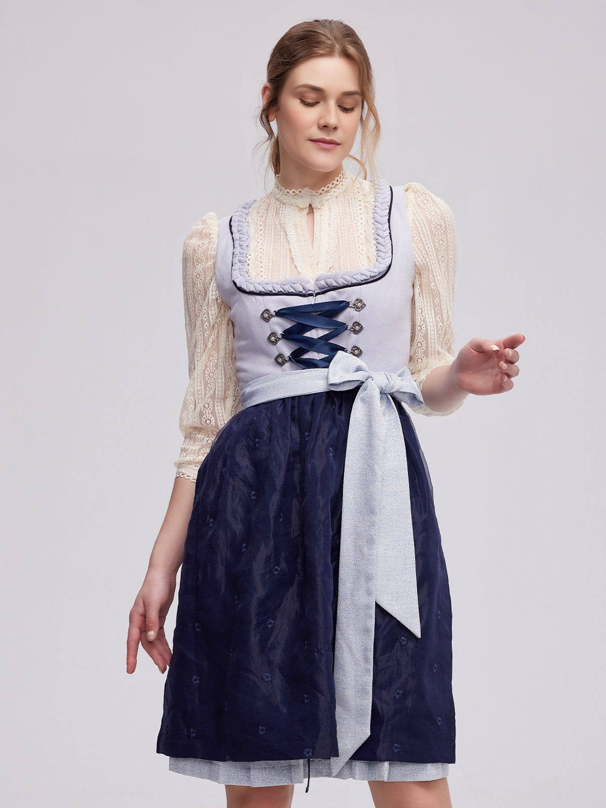 Dunkelgrünes Dirndl mit floralen Details
