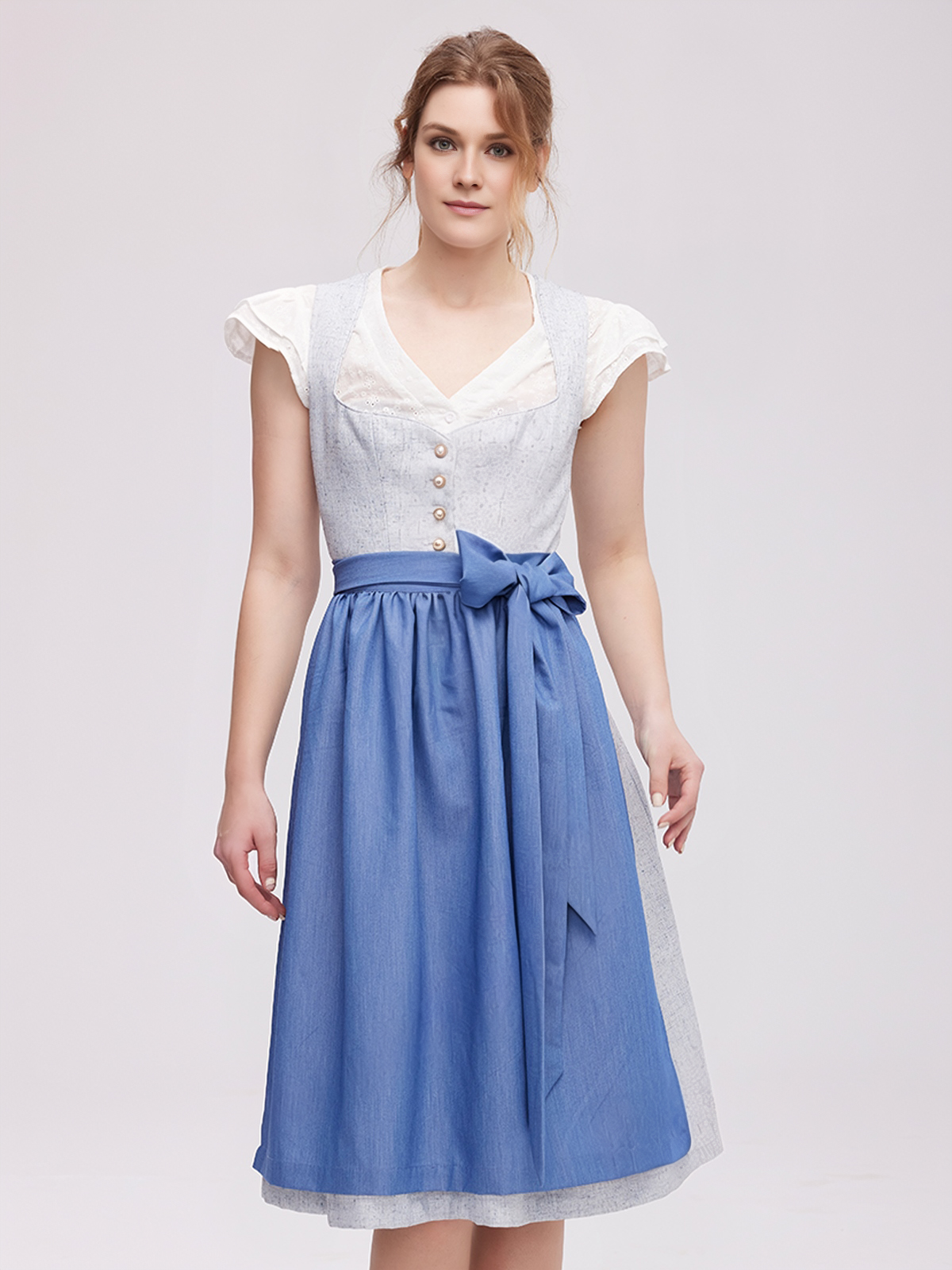 Modernes blaues Dirndl mit eleganter Bluse