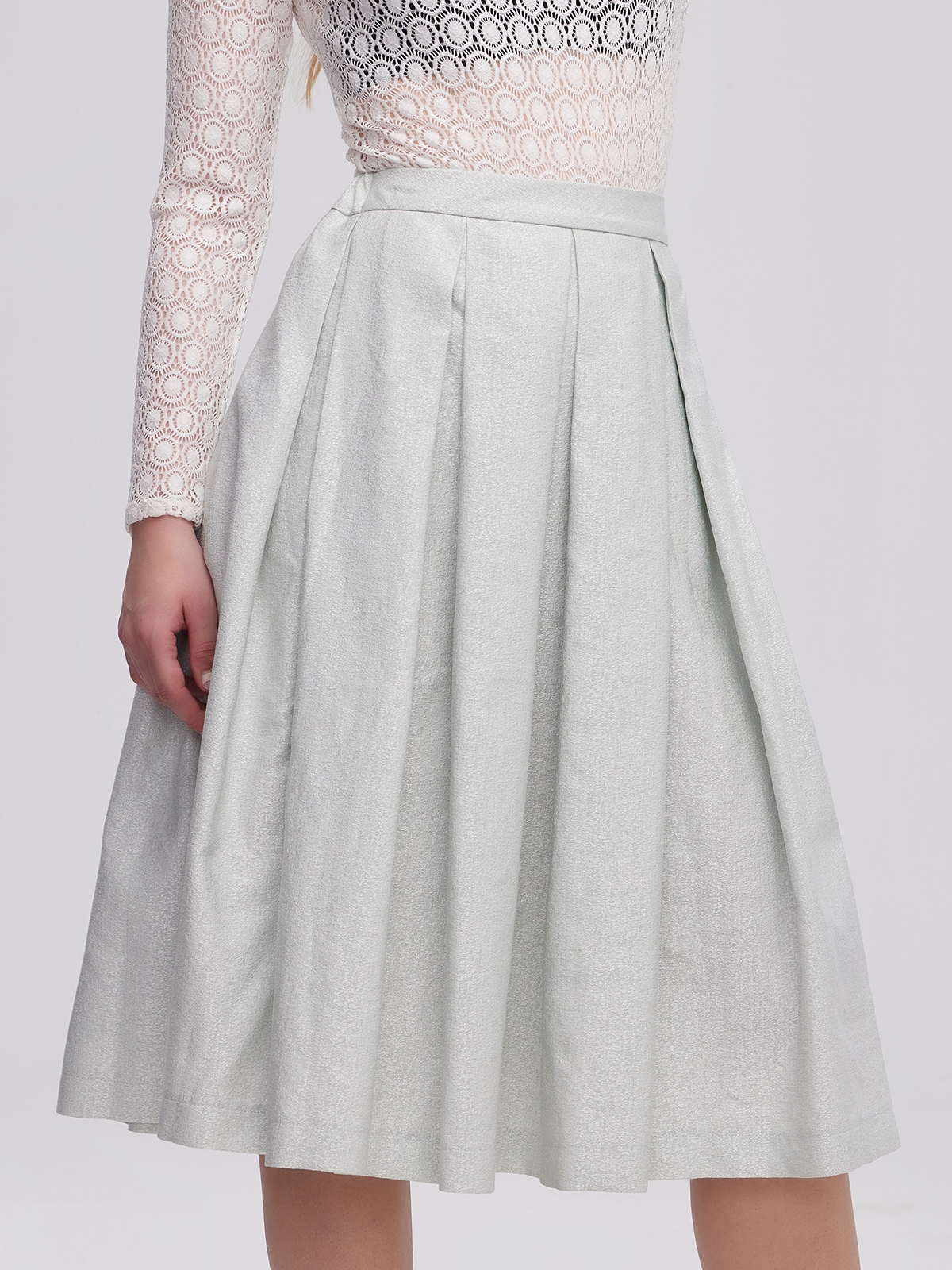 Modernes Mini Dirndl Grün mit figurbetonter Silhouette