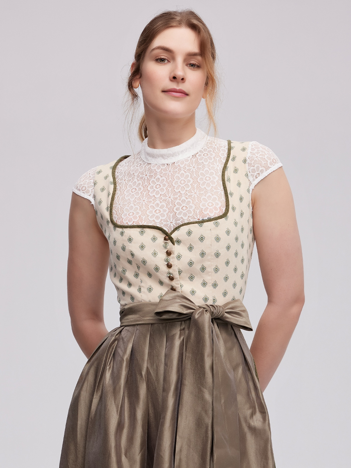 Dirndl Mini Blau in Gelb – ein kontrastreicher Blickfang