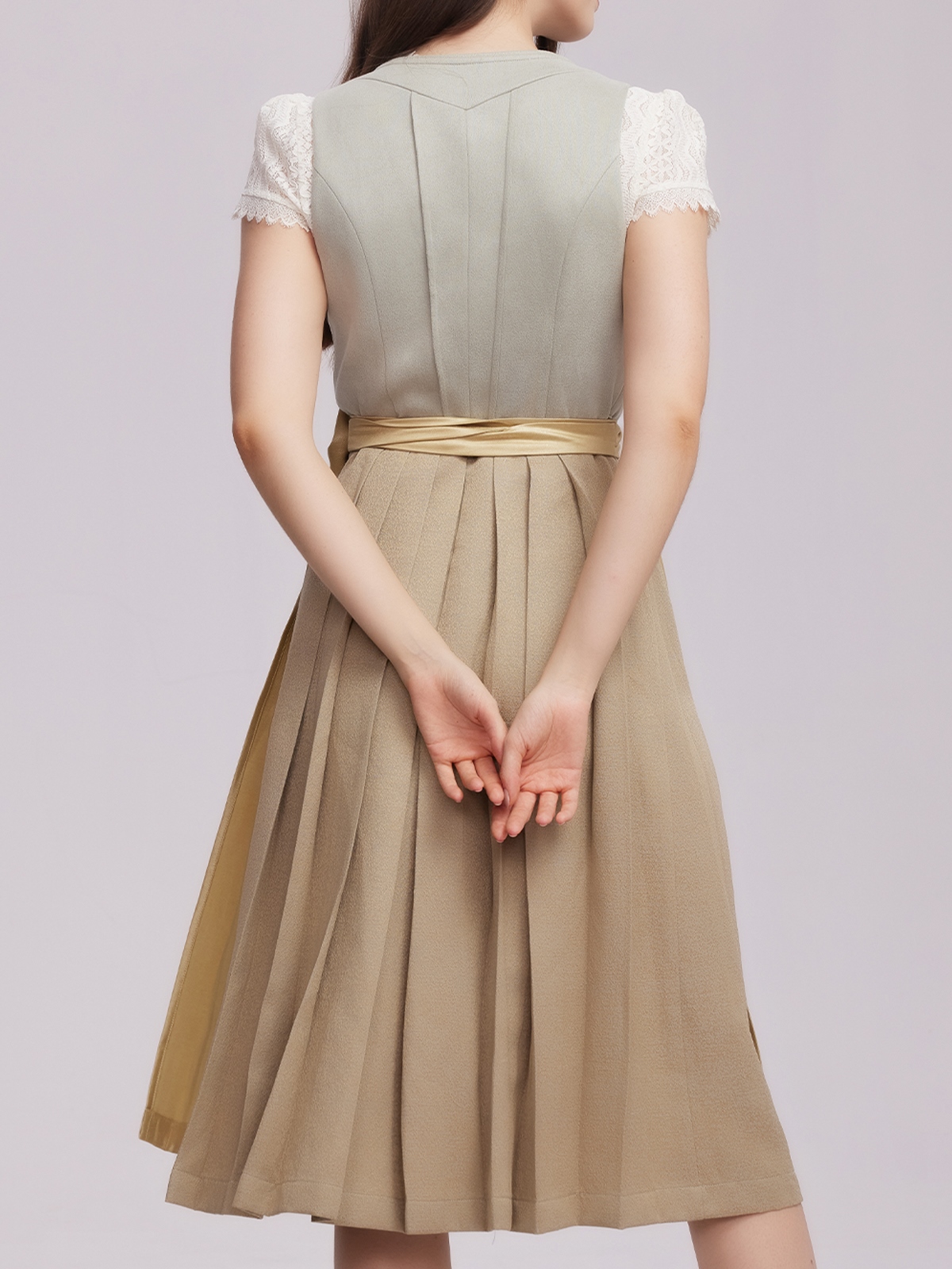Elegantes blaues Dirndl mit hochgeschlossenem Dekolleté