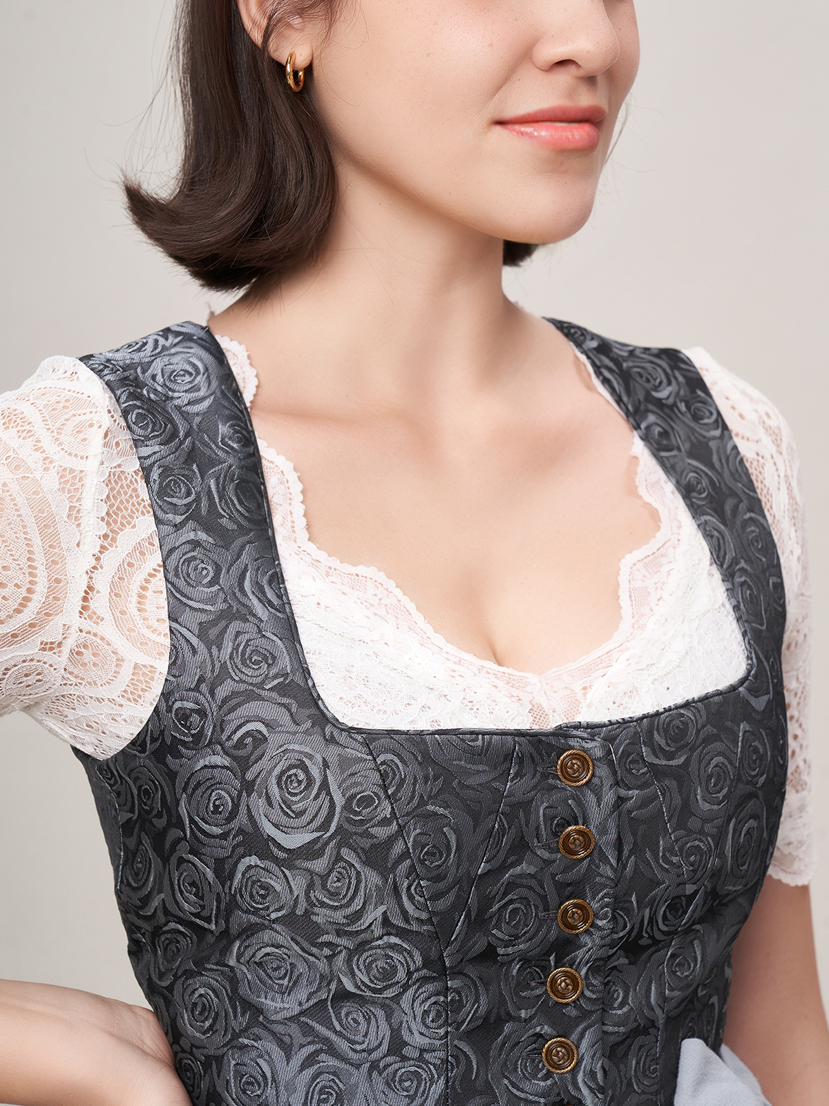Dirndl in Blau mit geschlossener Bluse