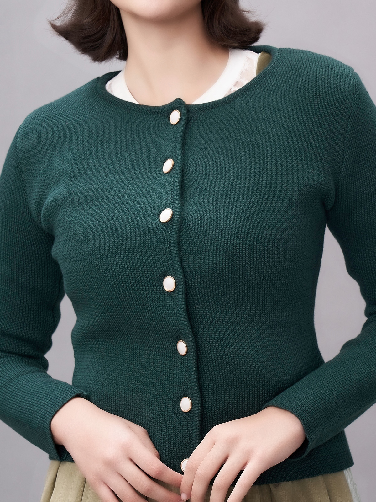 Grünes Dirndl mit traditioneller Bluse