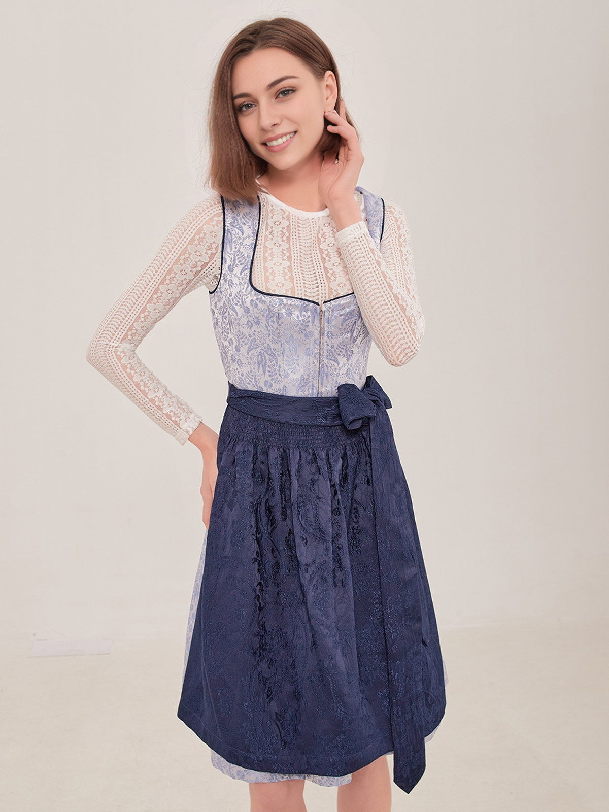 Dirndl in Blau mit traditioneller Schürze