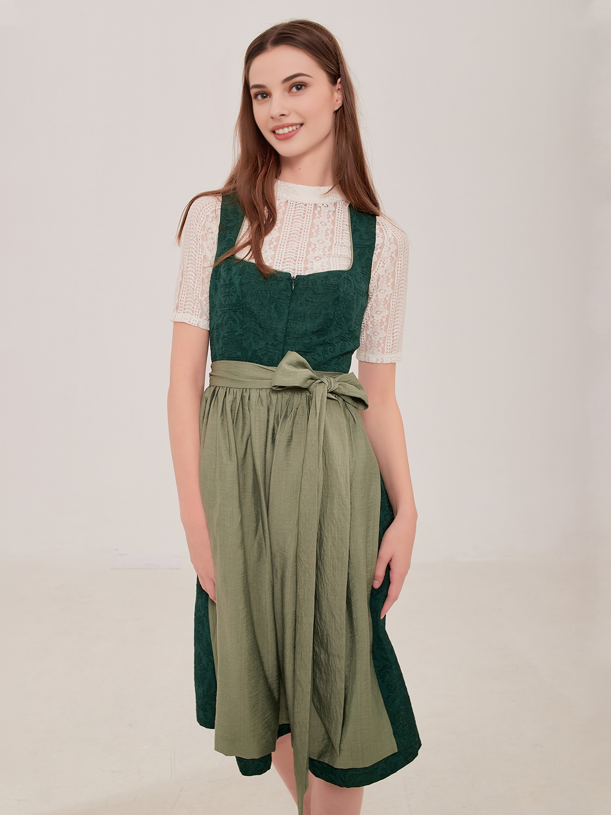Elegantes grünes Dirndl mit floralen Details
