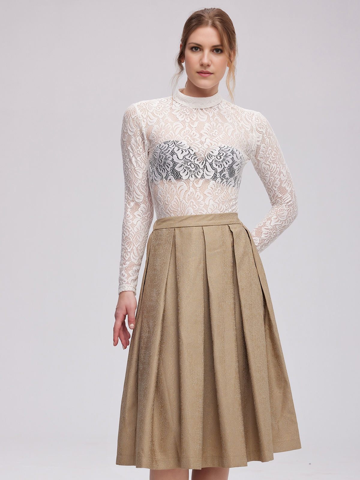 Dirndl mit weißer Bluse