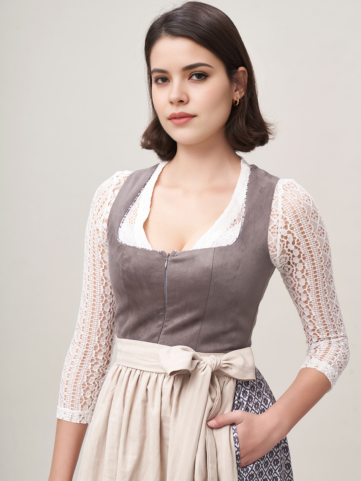 Dunkelrotes Dirndl mit grauer Schürze