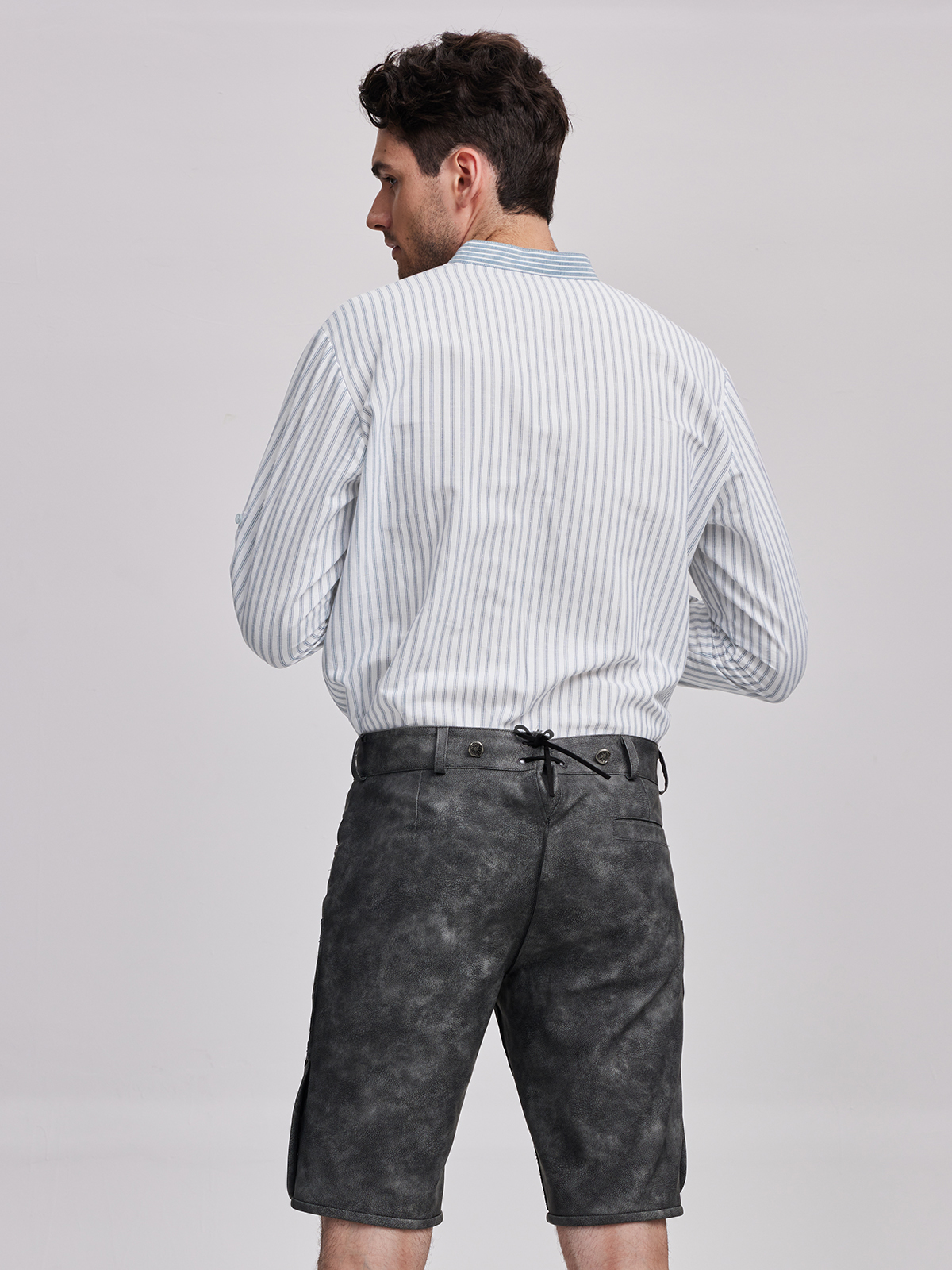 Braune Dirndl mit blauer Bluse