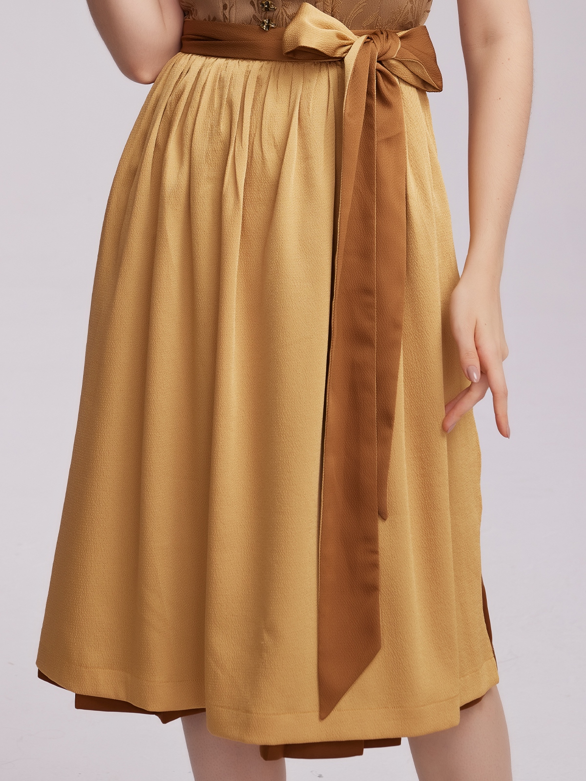 Dirndl in dunkelgrünem Samt